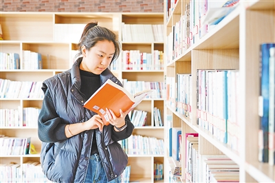     在村圖書館，馬嘉欣利用業(yè)余時間學習黨的理論知識和實務操作。