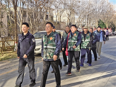 近日，玉皇閣北街派出所八一社區(qū)民警馬明君（前排左一）和八一社區(qū)治保會副主任張毅剛（前排右一）帶領(lǐng)治安保衛(wèi)員在小區(qū)巡邏。

    受訪單位供圖